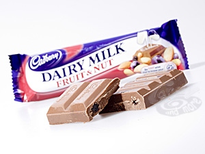 Cadbury Fruit & Nut Schokolade 49 g | Vollmilchschokolade mit Mandeln und Rosinen in Riegelformat von Cadbury