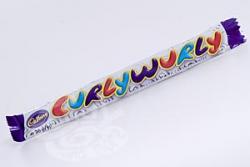 Cadbury Curly Wurly 26 g | langer Schokoladenriegel mit Karamell und bunter Aufschrift von Cadbury